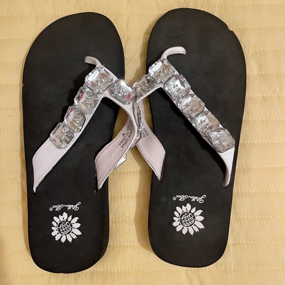 Yellow Box Ladies Flip Flops - Picture 1 of 9